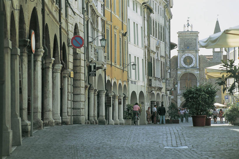 人群,横图,室外,白天,建筑,街道,指示牌,意大利,欧洲,行人,游客,游人,朦胧,模糊,标志,文字,柱子,市场,标识,路人,旅客,天空,摄影,政府大楼,地中海文化,南欧,市政厅,政府,意大利文化,警告标志,意大利共和国,过客,弗留利.威尼斯朱利亚,弗留利.威尼斯朱利亚大区,彩图