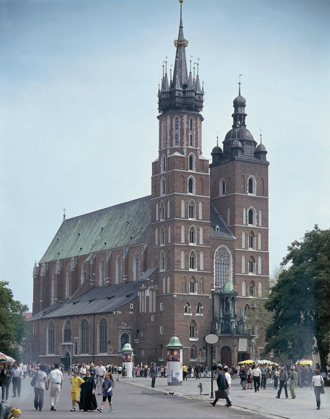 教堂,竖图,室外,白天,仰视,城市,建筑,路,欧洲,波兰,朦胧,模糊,塔,尖顶,许多人,蓝色,地标建筑,一群人,摄影,宗教,基督教,宗教建筑,万里无云,灵性,克拉科夫,圣玛丽教堂,彩图,低角度拍摄