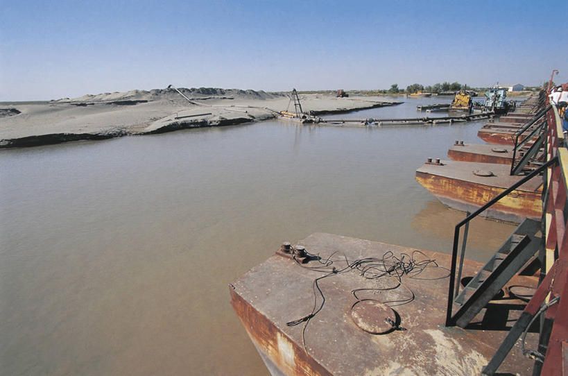 无人,栏杆,码头,横图,室外,白天,河流,楼梯,土库曼斯坦,亚洲,反射,扶手,阶梯,地平线,辽阔,地面,护栏,台阶,风景,广阔,摄影,宁静,一望无际,延伸,万里无云,天地相交,无边无际,一马平川,前苏联,彩图,独联体