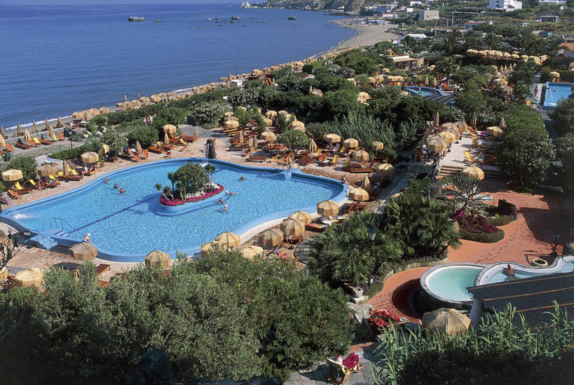 无人,游泳池,横图,俯视,室外,白天,旅游,度假,海洋,建筑,意大利,欧洲,遮阳伞,岛,海岸线,娱乐,树,享受,休闲,温泉池,放松,摄影,地中海文化,华贵,意大利文化,坎帕尼亚,海滩,彩图,高角度拍摄,伊斯基亚岛