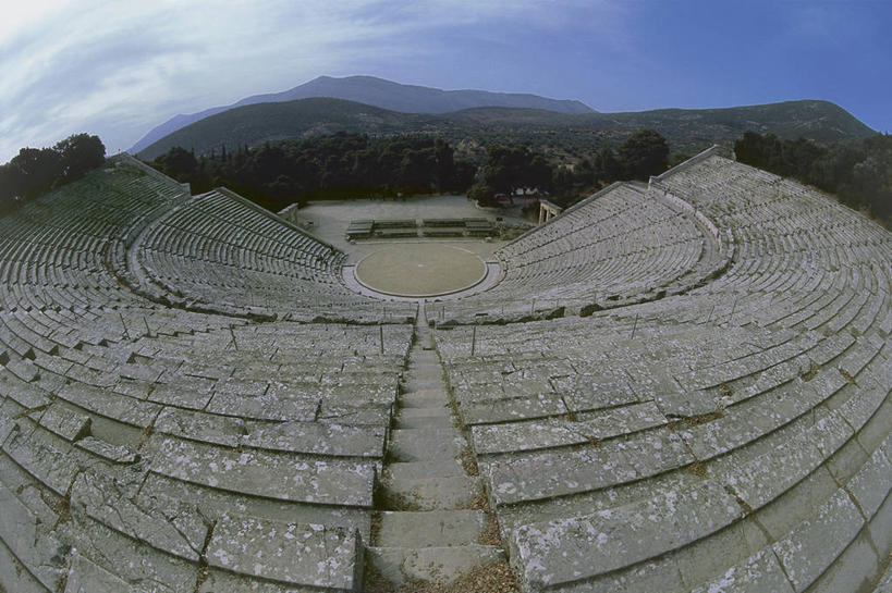 无人,横图,俯视,室外,白天,山,山脉,楼梯,建筑,希腊,欧洲,云,历史,废墟,树,天空,摄影,地中海文化,希腊文化,古希腊,古代文明,圆形剧场,埃皮达鲁斯,彩图,高角度拍摄,过去