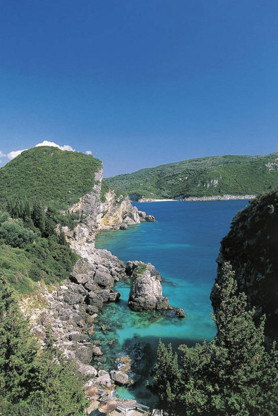 无人,竖图,俯视,室外,白天,旅游,度假,海洋,美景,希腊,欧洲,岛,景观,乡村,悬崖,娱乐,树,蓝色,风景,自然,享受,休闲,景色,放松,摄影,宁静,岩层,地中海文化,自然风光,万里无云,科孚,海滩,岩石,彩图,高角度拍摄,艾奥尼亚群岛,爱奥尼亚海