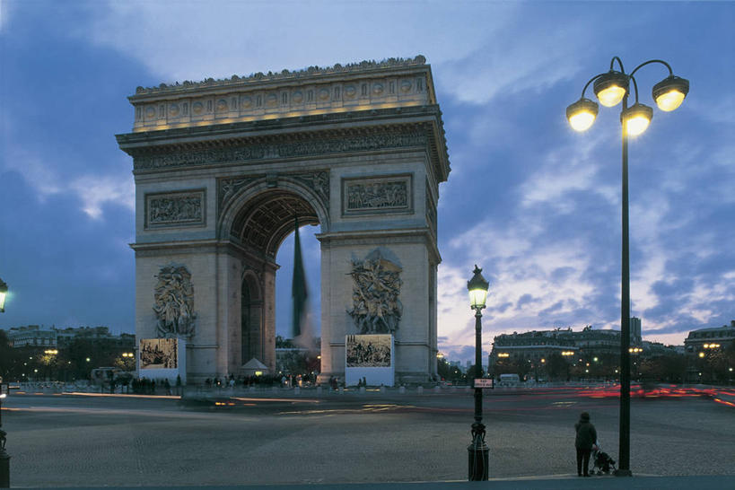 两个人,横图,室外,夜晚,城市,建筑,路灯,法国,凯旋门,欧洲,朦胧,模糊,云,拱门,纪念碑,首都,天空,地标建筑,摄影,纪念,留念,照亮,地中海文化,剪影,怀念,法国文化,法兰西岛大区,彩图