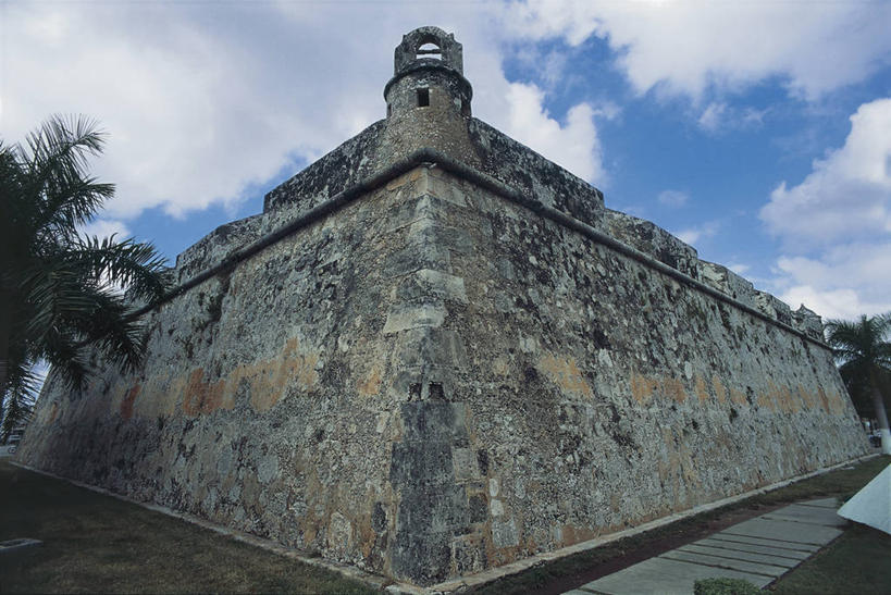 无人,横图,室外,仰视,建筑,棕榈树,墨西哥,城堡,云,历史,树,天空,摄影,北美,拉丁美洲,要塞,彩图,低角度拍摄,过去,坎佩切湾