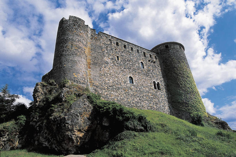 无人,横图,室外,白天,仰视,建筑,法国,欧洲,城堡,云,历史,树,天空,摄影,地中海文化,奥弗涅,彩图,低角度拍摄,过去