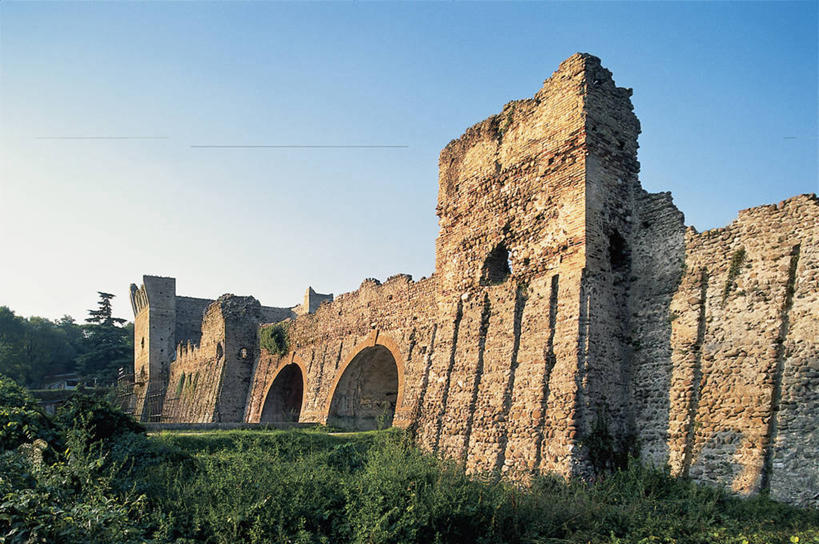 无人,横图,室外,白天,仰视,建筑,意大利,欧洲,拱门,桥,历史,城墙,草,树,摄影,地中海文化,意大利文化,威尼托大区,万里无云,维罗纳,彩图,低角度拍摄,过去