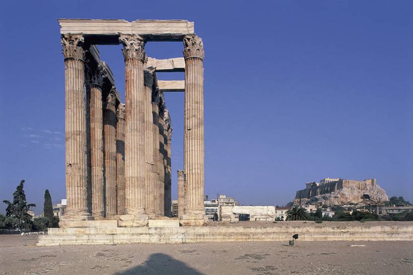 无人,寺庙,横图,室外,白天,仰视,城市,建筑,希腊,欧洲,柱子,首都,豪华,历史,废墟,树,蓝色,天空,地标建筑,摄影,宗教,宗教建筑,地中海文化,希腊文化,古典风格,科林斯柱式,富丽,古希腊,古代文明,阿提卡,柱廊,柱式,彩图,低角度拍摄,宙斯神庙,过去