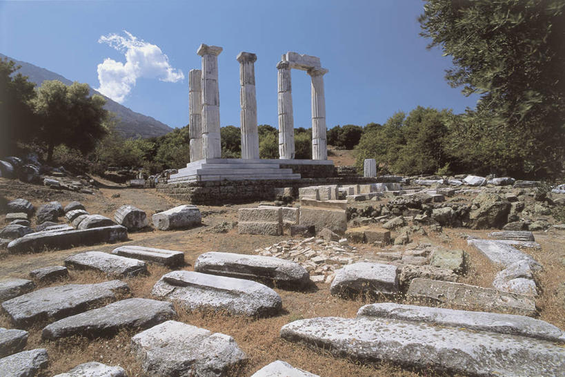 无人,横图,室外,白天,山,建筑,希腊,欧洲,柱子,云,历史,废墟,树,天空,摄影,宗教,考古学,神殿,地中海文化,希腊文化,爱琴海群岛,古希腊,古代文明,柱廊,萨莫色雷斯岛,彩图,过去