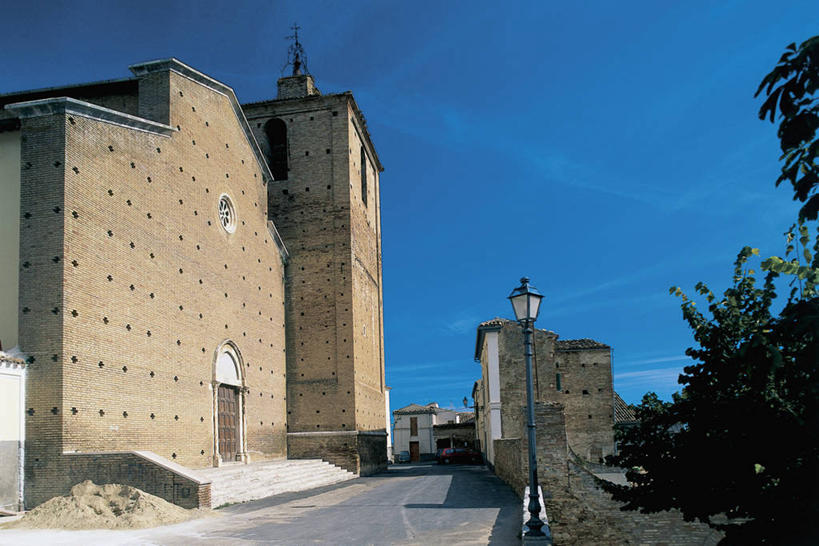 无人,教堂,横图,室外,白天,建筑,路灯,意大利,欧洲,阴影,意大利食品,饮食,树,蓝色,摄影,宗教,基督教,宗教建筑,地中海文化,尖管通心粉,意大利文化,万里无云,灵性,彩图,大教堂