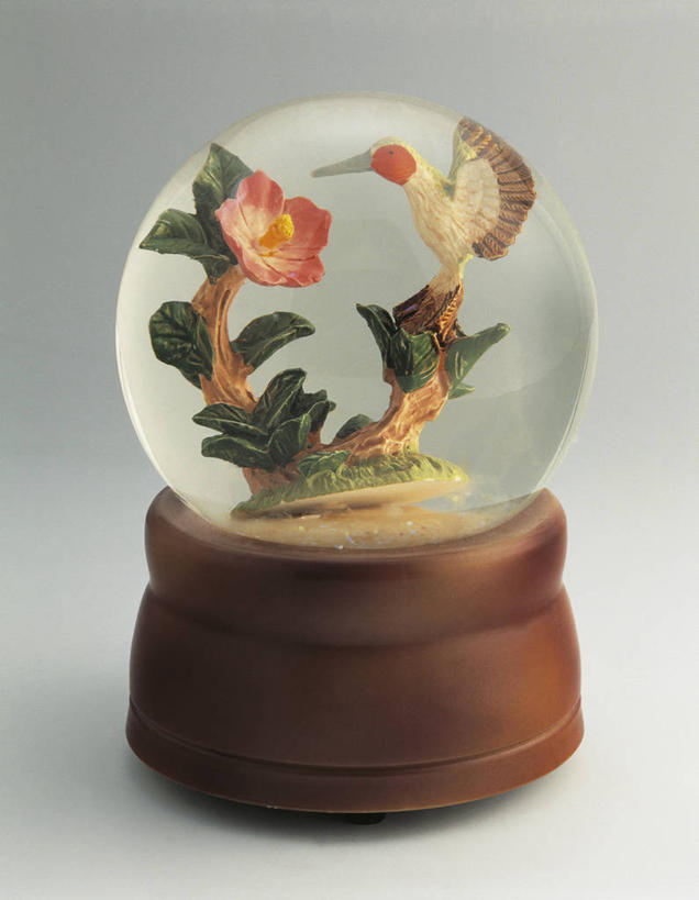 无人,竖图,室内,特写,白色背景,蜂鸟,玩具,雕塑,艺术,装饰,透明,鸟类,雕刻,雕像,商品,花,一个,动物,纪念品,工艺品,摄影,栖息,单个,纪念,美术,创造力,记忆,主题,陈列,授粉,功能,美学,雪花球,热带鸟,想法,彩图,影棚拍摄