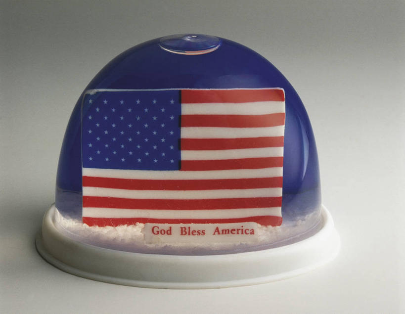 无人,横图,室内,特写,白色背景,骄傲,旗帜,玩具,美国,条纹,透明,符号,商品,文字,一个,纪念品,星形,美国国旗,摄影,单个,英文字母,创造力,记忆,美洲,美国文化,爱国主义,雪花球,式样,想法,大写字母,彩图,影棚拍摄