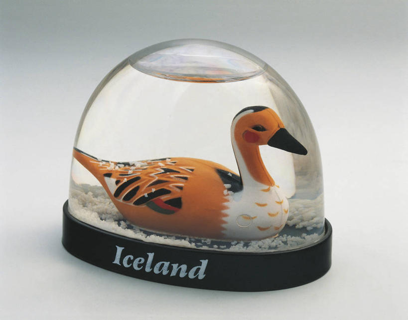 游泳,无人,横图,室内,特写,白色背景,玩具,雕塑,艺术,装饰,透明,鸟类,鸭子,雕刻,雕像,符号,商品,文字,塑胶,一个,动物,纪念品,工艺品,摄影,单个,纪念,英文字母,美术,水禽,创造力,记忆,主题,陈列,功能,美学,雪花球,彩图,影棚拍摄