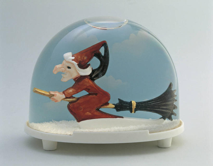 无人,横图,室内,特写,神秘,帽子,玩具,雕塑,艺术,装饰,透明,雕刻,雕像,扫帚,商品,塑胶,拿着,飞,一个,衣服,纪念品,工艺品,虚构,摄影,单个,纪念,巫婆帽,美术,创造力,记忆,主题,陈列,想象,女巫,功能,美学,雪花球,超自然,想法,彩图,影棚拍摄