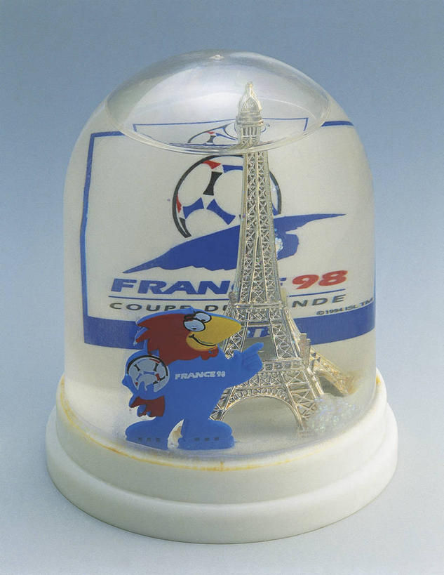无人,竖图,室内,特写,运动,竞争,足球,玩具,雕塑,法国,巴黎,欧洲,艾菲尔铁塔,艺术,装饰,透明,雕刻,雕像,符号,吉祥物,商品,文字,塔,首都,一个,纪念品,工艺品,地标建筑,摄影,单个,纪念,英文字母,美术,创造力,西欧,记忆,主题,陈列,法国文化,中欧,功能,美学,雪花球,法兰西岛大区,足球运动,彩图,影棚拍摄