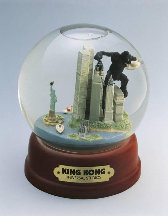 无人,竖图,室内,特写,建筑,玩具,雕塑,形状,艺术,装饰,透明,木制,雕刻,雕像,符号,商品,文字,一个,纪念品,工艺品,球体,虚构,摄影,单个,纪念,英文字母,美术,创造力,记忆,主题,怪物,陈列,功能,美学,雪花球,三维图形,金刚,想法,大写字母,几何形状,彩图,影棚拍摄