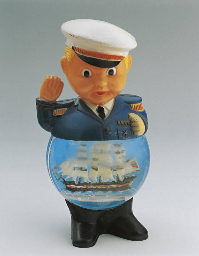 帆船,无人,水手,竖图,室内,特写,制服,海洋,水,船,帽子,玩具,雕塑,艺术,装饰,透明,标志,雕刻,雕像,符号,商品,塑胶,标识,一个,衣服,纪念品,工艺品,运输,摄影,单个,纪念,美术,创造力,记忆,主题,军服,海军,陈列,功能,美学,雪花球,性别符号,水手帽,船长,彩图,影棚拍摄,男性符号