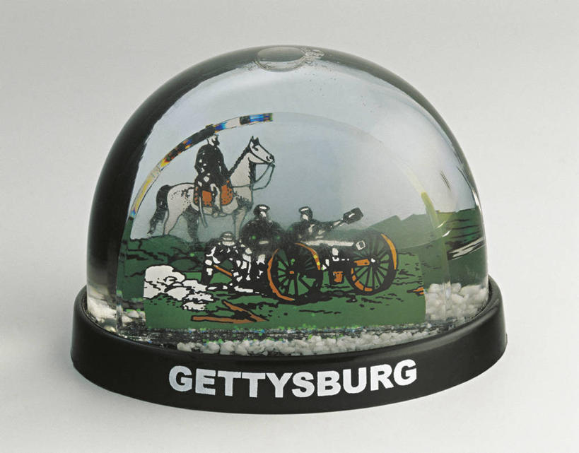 无人,横图,室内,特写,白色背景,竞争,马,玩具,雕塑,士兵,对抗,骑马,艺术,装饰,冲突,军事,透明,标志,雕刻,雕像,符号,商品,文字,标识,一个,骑,动物,纪念品,工艺品,炮,武器,战争,摄影,单个,纪念,英文字母,美术,创造力,对立,矛盾,打斗,记忆,主题,陈列,军队,功能,美学,敌对,挫败,斗争,抗拒,抗衡,雪花球,战役,性别符号,美国内战,内战,彩图,影棚拍摄,男性符号,美国军事,盖茨堡战役