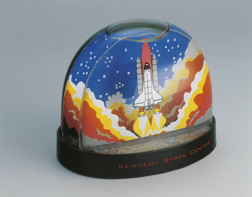 无人,横图,室内,特写,探险,技术,科技,火,玩具,雕塑,美国,准备,起飞,艺术,装饰,透明,科学,太空船,雕刻,雕像,火焰,商品,一个,纪念品,工艺品,地标建筑,烟,摄影,单个,纪念,上升,美术,创造力,北美,北美洲,记忆,主题,美洲,航天飞机,陈列,太空旅行器,佛罗里达,奥兰多,佛罗里达州,佛州,阳光州,肯尼迪航天中心,功能,美学,北亚美利加洲,亚美利加洲,雪花球,梅里特岛,发现号,彩图,影棚拍摄,美利坚合众国,航天任务,空间探索