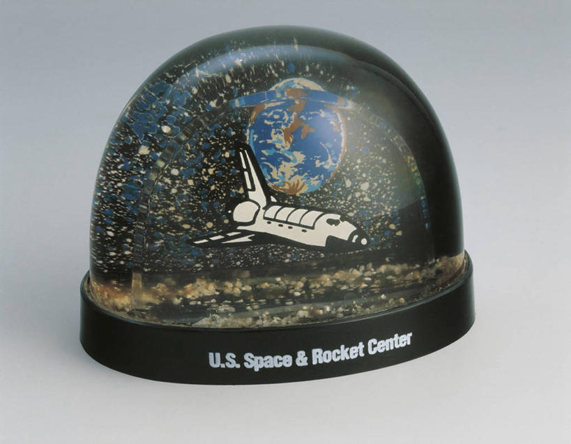 无人,横图,室内,特写,探险,技术,科技,玩具,雕塑,美国,准备,艺术,装饰,透明,科学,太空,太空船,地球仪,雕刻,雕像,符号,商品,文字,地球,一个,纪念品,工艺品,行星,摄影,单个,纪念,英文字母,美术,创造力,北美,北美洲,记忆,主题,美洲,航天飞机,陈列,太空旅行器,功能,美学,北亚美利加洲,亚美利加洲,雪花球,阿拉巴马州,类地行星,发现号,彩图,影棚拍摄,美利坚合众国,航天任务,空间探索