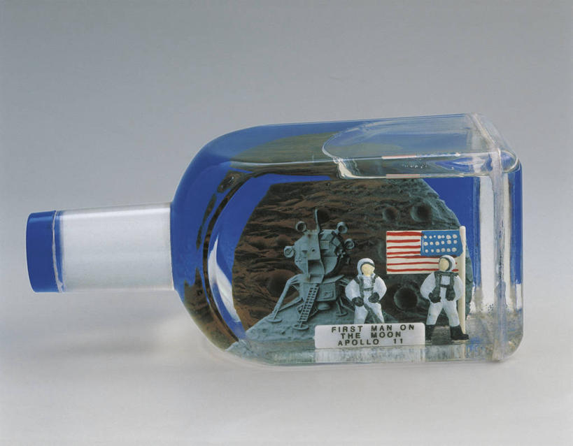 无人,宇航员,横图,室内,特写,工作服,制服,骄傲,安全,技术,旗帜,玩具,雕塑,美国,艺术,装饰,透明,科学,雕刻,雕像,符号,商品,头盔,文字,月亮,防护,着陆,一个,衣服,天空,纪念品,瓶子,工艺品,探索,运输,美国国旗,摄影,单个,纪念,英文字母,保护,美术,创造力,太空服,记忆,主题,美洲,保险,防护服,陈列,美国文化,保护服,太空旅行器,爱国主义,功能,美学,保全,周全,安稳,安定,雪花球,工作制服,阿波罗工程,阿波罗计划,登月计划,想法,大写字母,阿波罗11号,冒险,平安,彩图,影棚拍摄,工作套服,航天任务,空间探索