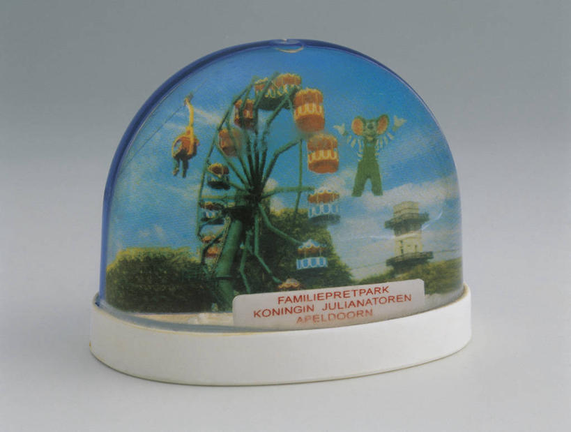 无人,游乐园,横图,室内,特写,游戏,兴奋,玩具,雕塑,英国,欧洲,伦敦,荷兰,艺术,装饰,透明,雕刻,雕像,符号,商品,文字,首都,玩,娱乐,英格兰,伦敦眼,缆车,一个,纪念品,工艺品,地标建筑,交通工具,休闲,乐趣,摄影,游乐设施,单个,活动,纪念,英文字母,美术,创造力,享乐,西欧,发泄,消遣,智力,北欧,记忆,主题,大不列颠,陈列,索道,英国文化,大转轮,大不列颠及北爱尔兰联合王国,大不列颠及爱尔兰联合王国,功能,美学,宣泄,雪花球,游艺设施,雾都,缆索铁路,阿培尔顿,玩耍,嬉戏,彩图,影棚拍摄,兰贝斯区,内伦敦,大不列颠王国,大英帝国,联合王国,日不落帝国,比荷卢三国关税同盟,海尔德兰