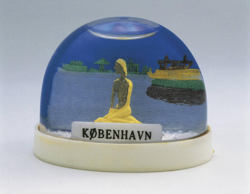 无人,坐,横图,室内,特写,玩具,雕塑,艺术,装饰,透明,雕刻,雕像,符号,商品,文字,塑胶,一个,纪念品,工艺品,虚构,摄影,单个,纪念,英文字母,美术,创造力,记忆,主题,陈列,功能,美学,雪花球,超自然,彩图,影棚拍摄,美人鱼,人鱼