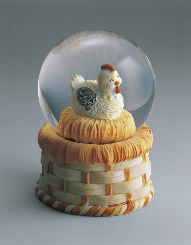 无人,竖图,室内,特写,鸡,玩具,雕塑,艺术,装饰,透明,鸟类,雕刻,雕像,商品,家禽,一个,动物,纪念品,工艺品,思考,摄影,孵化,单个,纪念,美术,创造力,记忆,主题,陈列,功能,美学,雪花球,想法,开端,彩图,影棚拍摄