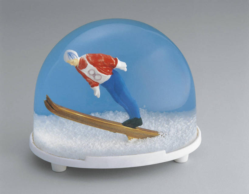 无人,跳,横图,室内,特写,运动服,运动,雪,玩具,雕塑,瑞士,欧洲,艺术,装饰,透明,标志,雕刻,雕像,符号,商品,文字,标识,极限运动,车,一个,衣服,纪念品,工艺品,交通工具,寒冷,冷,摄影,单个,纪念,英文字母,雪橇,美术,创造力,西欧,载具,记忆,主题,雪橇车,滑雪服,陈列,中欧,功能,美学,瑞士联邦,雪花球,性别符号,冬季运动,格劳宾登州,想法,滑雪运动,格劳宾登,彩图,影棚拍摄,男性符号