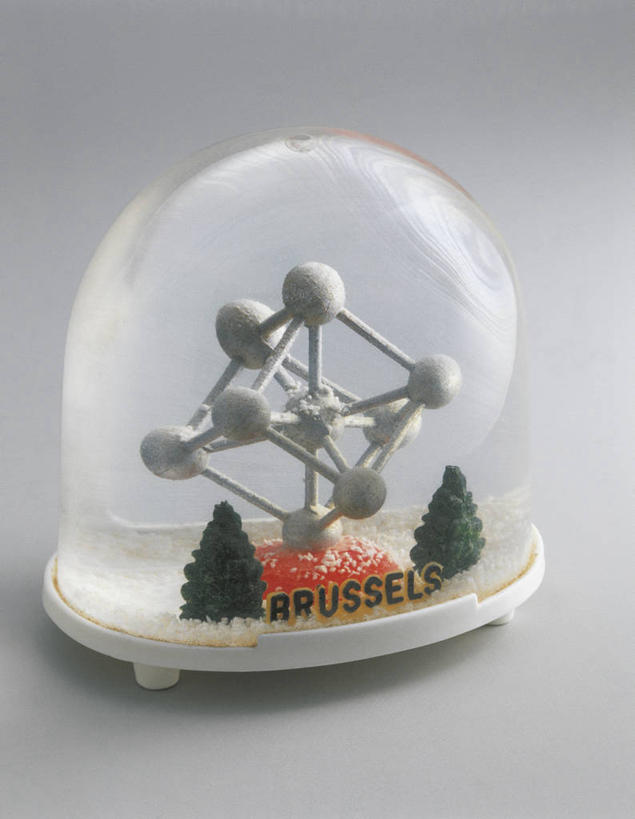 无人,竖图,室内,特写,玩具,雕塑,比利时,欧洲,艺术,装饰,透明,科学,雕刻,雕像,符号,商品,文字,首都,树,一个,纪念品,工艺品,摄影,单个,纪念,展览,英文字母,美术,创造力,原子,西欧,北欧,记忆,主题,陈列,布鲁塞尔,功能,美学,雪花球,想法,大写字母,彩图,影棚拍摄,比荷卢三国关税同盟