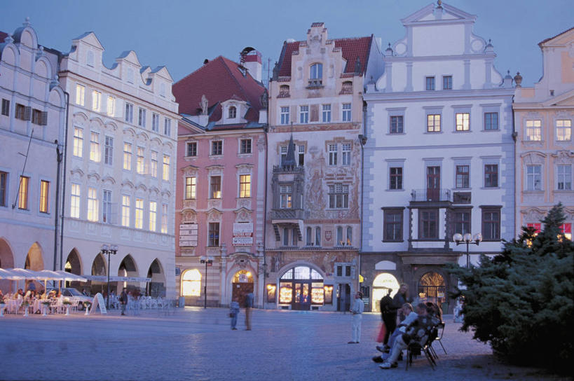 人群,广场,横图,室外,旅游,度假,窗户,城市,建筑,欧洲,捷克,朦胧,模糊,古城,光亮,首都,树,天空,黄昏,地标建筑,摄影,照亮,都市风光,欧洲文化,中欧,捷克共和国,波西米亚,布拉格,布拉格旧城广场,露天咖啡馆,旧城区,彩图,旅行,咖啡馆