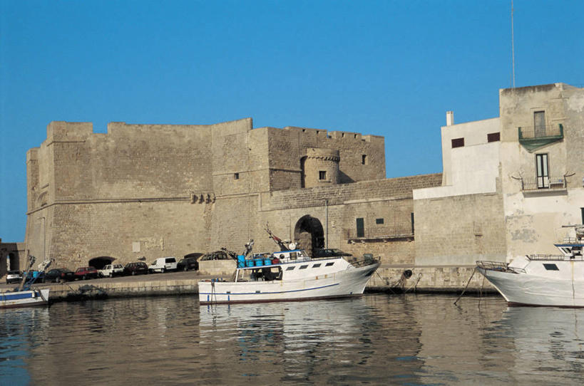 无人,横图,室外,白天,海洋,水,建筑,船,意大利,欧洲,波纹,城堡,河岸,历史,天空,运输,摄影,西欧,地中海文化,南欧,摩托艇,意大利文化,万里无云,彩图,旅行,海港,过去,布林迪西