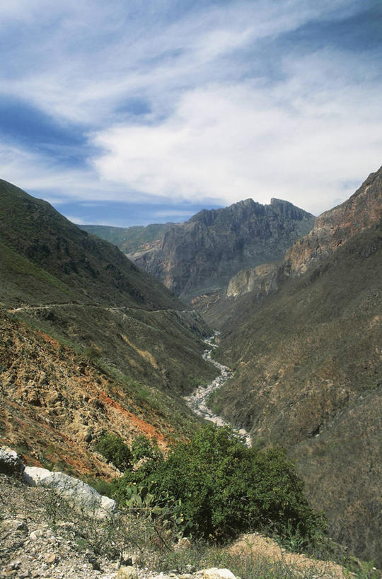 无人,竖图,室外,白天,旅游,度假,石头,美景,山,山脉,峡谷,墨西哥,石子,景观,云,吉娃娃,山谷,娱乐,草,风景,天空,自然,享受,休闲,景色,放松,摄影,宁静,北美,北美洲,拉丁美洲,岩层,自然风光,美洲,北亚美利加洲,亚美利加洲,墨西哥合众国,仙人掌王国,奇瓦瓦州,自然地理,石块,岩石,彩图,旅行