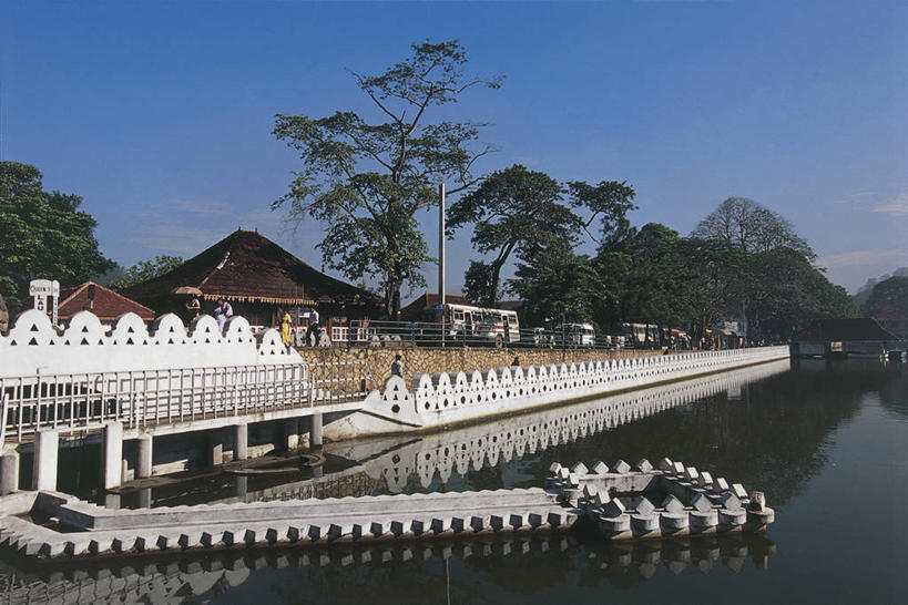 人群,横图,室外,白天,河流,水,城市,建筑,汽车,斯里兰卡,亚洲,朦胧,模糊,反射,光,流水,桥,巴士,联合国,联系,车,树,天空,地标建筑,交通工具,运输,摄影,都市风光,载具,康提,印度次大陆,彩图,旅行,联合国教科文组织