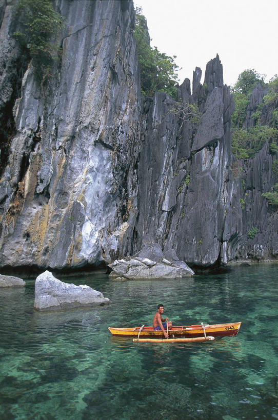 划船,划艇,成年人,一个人,坐,竖图,室外,白天,侧面,渔业,山,水,船,菲律宾,亚洲,仅一个男性,朦胧,模糊,珊瑚,岛,无脊椎动物,动物,运输,摄影,东南亚,岩层,户外活动,刺胞动物,巴拉望,爱妮岛,男人,男性,暗礁,岩石,休闲活动,彩图,钓鱼,旅行