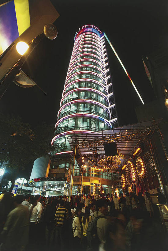 成年人,人群,站,竖图,室外,夜晚,仰视,城市,建筑,路灯,首尔,韩国,亚洲,朦胧,模糊,标志,符号,文字,字符,字母,塔,光亮,首都,许多人,标识,树,一群人,摄影,照亮,照明设备,都市风光,消息,韩文,交通标志,东亚,朝鲜半岛,男人,男性,女人,女性,彩图,低角度拍摄,旅行