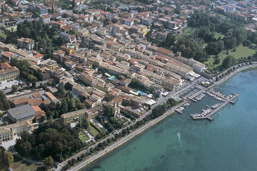 无人,横图,俯视,航拍,室外,白天,度假,湖,美景,水,城市风光,城市,建筑,船,意大利,欧洲,岛,海岸线,河岸,景观,娱乐,树,享受,休闲,景色,放松,运输,摄影,西欧,鸟瞰,地中海文化,都市风光,南欧,意大利文化,威尼托大区,游艇码头,加尔达湖,维罗纳,彩图,高角度拍摄,旅行,海港