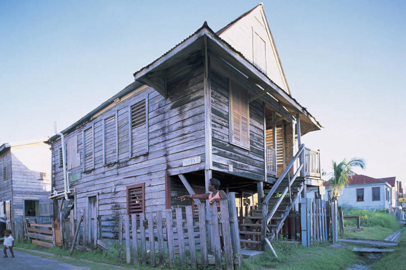 一个人,站,横图,室外,白天,仰视,阁楼,建筑,路,伯利兹,朦胧,模糊,木制,篱笆,田地,休闲装,草,衣服,天空,摄影,住房,中美洲,拉丁美洲,美洲,万里无云,彩图,低角度拍摄