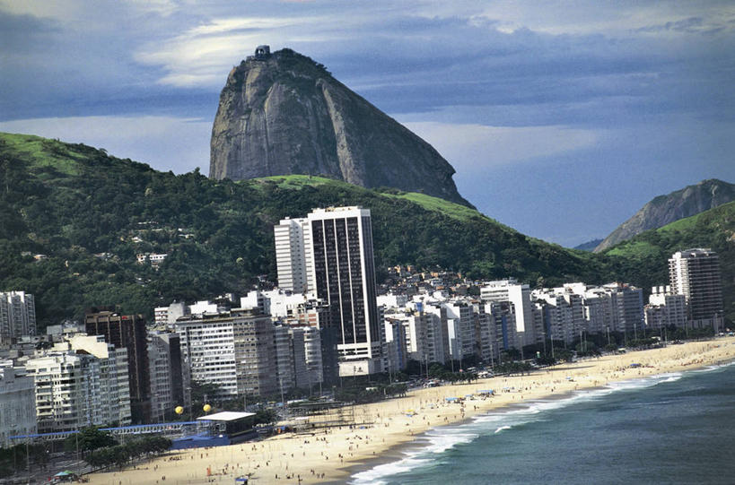 人群,横图,室外,白天,旅游,度假,日光浴,美景,山,山脉,水,城市风光,城市,建筑,摩天大楼,巴西,行人,游客,游人,朦胧,模糊,海岸线,河岸,景观,云,许多人,娱乐,路人,旅客,树,天空,一群人,享受,休闲,办公大楼,景色,南美,放松,摄影,拉丁美洲,都市风光,美洲,里约热内卢,里约热内卢州,过客,科巴卡巴纳海滩,海滩,休闲活动,彩图,旅行