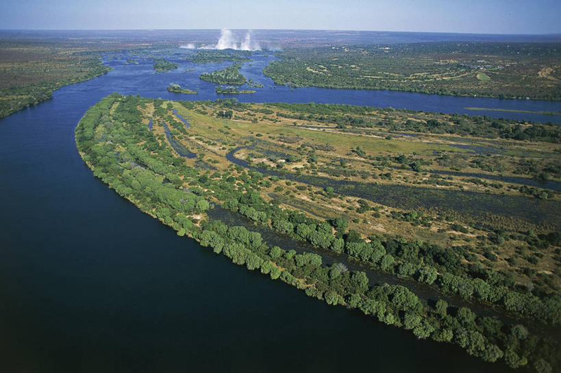 西方人,无人,横图,俯视,航拍,室外,白天,旅游,度假,河流,美景,瀑布,水,欧洲,非洲,赞比亚,黑人,欧洲人,景观,流水,田地,联合国,娱乐,树,风景,天空,自然,地标建筑,享受,休闲,景色,放松,摄影,宁静,国家公园,鸟瞰,自然风光,赞比西河,维多利亚瀑布,非洲人,彩图,高角度拍摄,旅行,莫西奥图尼亚国家公园,联合国教科文组织,郊野公园