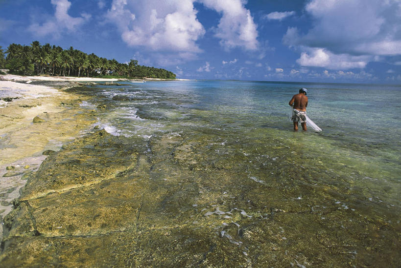 成年人,一个人,站,横图,室外,白天,旅游,度假,海洋,美景,水,密克罗尼西亚,仅一个男性,涉水,朦胧,模糊,岛,地平线,景观,水平线,云,苔藓,娱乐,树,背面,天空,自然,职业,享受,休闲,景色,放松,摄影,宁静,自然风光,大洋洲,户外活动,太平洋岛屿,男人,男性,海滩,彩图,钓鱼,旅行,乌利西环礁