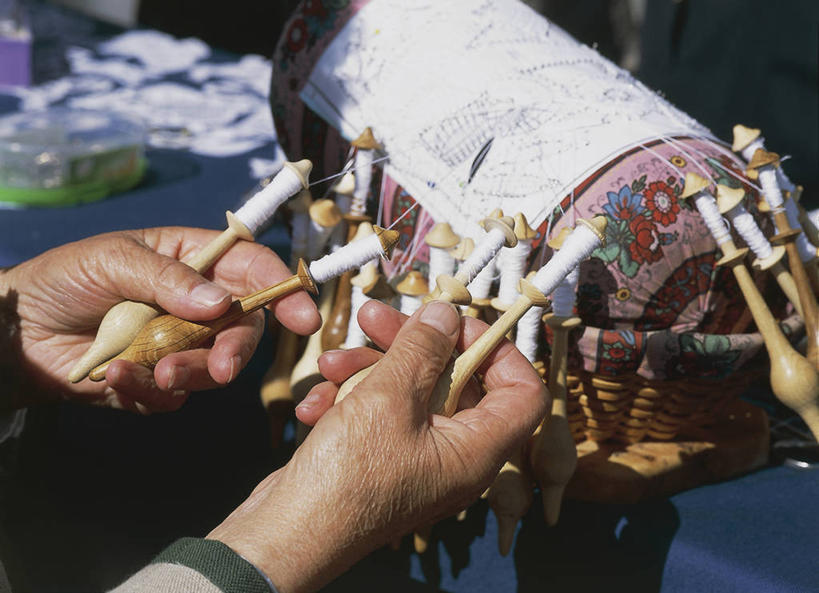 手,一个人,横图,照片,室内,特写,侧面,商务,纺织品,刺绣,意大利,欧洲,捆扎,朦胧,模糊,篮子,花边,拿着,床上用品,装饰物,工艺品,枕头,职业,工业,人体,摄影,枕套,部分,西欧,地中海文化,南欧,意大利文化,针织品,意大利共和国,技能,特伦蒂诺.上阿迪杰大区,纺锤,多洛米蒂山脉,美术工艺,彩图,传统节日