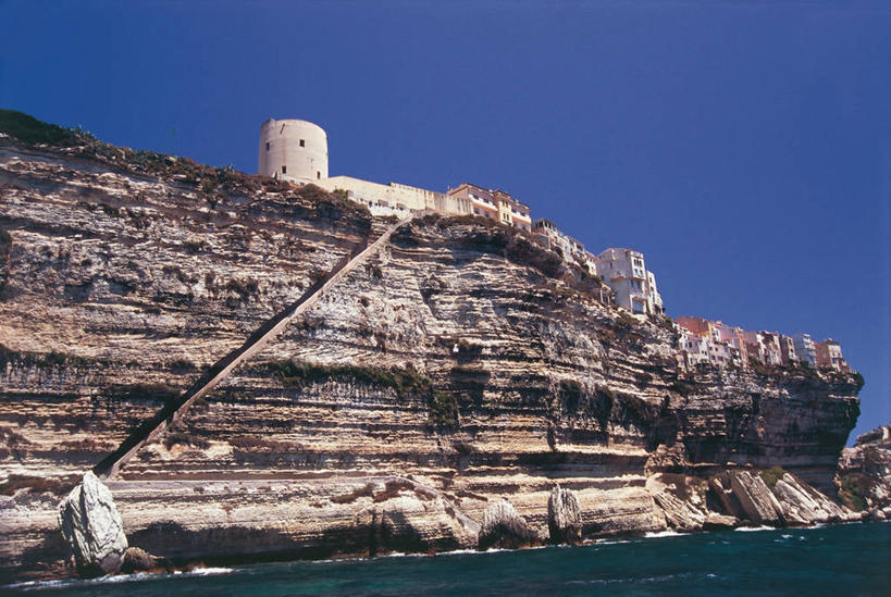 无人,横图,室外,白天,仰视,海洋,水,建筑,法国,欧洲,悬崖,城镇,历史,蓝色,天空,摄影,科西嘉,西欧,地中海文化,法国文化,欧洲文化,中欧,万里无云,南科西嘉,博尼法乔,彩图,低角度拍摄,旅行,过去