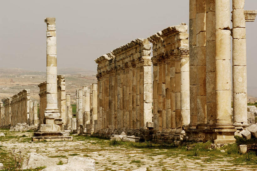 太阳穴,无人,横图,室外,白天,建筑,叙利亚,亚洲,一排,整齐,柱子,历史,破坏,古罗马,破损,废墟,排列,天空,摄影,宗教,损坏,考古学,中东,宗教建筑,要塞,地中海文化,队列,古典风格,古代文明,柱廊,古代史,彩图,旅行,阿帕米亚,过去