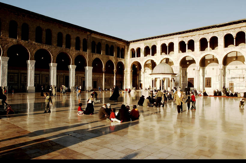 人群,坐,横图,室外,白天,旅游,度假,建筑,日光,叙利亚,亚洲,行人,游客,游人,阴影,朦胧,模糊,装饰,反射,光线,柱子,庭院,拱门,地面,光芒,首都,许多人,历史,路人,旅客,地标建筑,一群人,摄影,宗教,砖地,伊斯兰教,中东,宗教建筑,地中海文化,清真寺,大清真寺,柱廊,灵性,大马士革,过客,倭马亚大清真寺,步行,彩图,旅行,传统文化,联合国教科文组织,过去