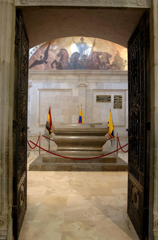 无人,教堂,栏杆,竖图,室内,白天,绘画,建筑,哺乳动物,马,野生动物,旗帜,厄瓜多尔,节日,艺术,标志,符号,墙,围栏,首都,古典,杆,文化,标识,护栏,壁画,动物,绳子,工艺品,地标建筑,品味,祈祷,健康,南美,许愿,摄影,宗教,信仰,纪念,绳索,祈求,美术,领导,高雅,坟墓,基督教,拉丁美洲,宗教建筑,天主教,美洲,美学,性别符号,基多,灵性,把握,平安,彩图,旅行,大教堂,厄瓜多尔国旗,男性符号,联合国教科文组织,掌控