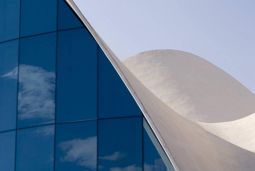 无人,博物馆,横图,室外,白天,仰视,镜子,城市,建筑,西班牙,欧洲,装饰,反射,眼镜,现代,水族馆,天空,地标建筑,摄影,地中海文化,都市风光,伊比利亚半岛,式样,巴伦西亚省,彩图,低角度拍摄,旅行,艺术科学城