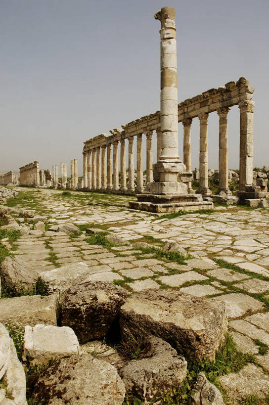 太阳穴,无人,竖图,室外,白天,建筑,叙利亚,亚洲,一排,整齐,柱子,历史,破坏,古罗马,破损,废墟,排列,天空,摄影,宗教,损坏,考古学,中东,宗教建筑,要塞,地中海文化,队列,古典风格,万里无云,古代文明,柱廊,古代史,石块,彩图,旅行,阿帕米亚,过去