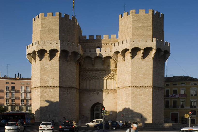 无人,横图,室外,白天,城市,建筑,汽车,西班牙,欧洲,阴影,城堡,围墙,塔,机动车,历史,城墙,车,天空,交通工具,运输,摄影,保护,地中海文化,载具,伊比利亚半岛,万里无云,巴伦西亚省,巴伦西亚,彩图,旅行,过去