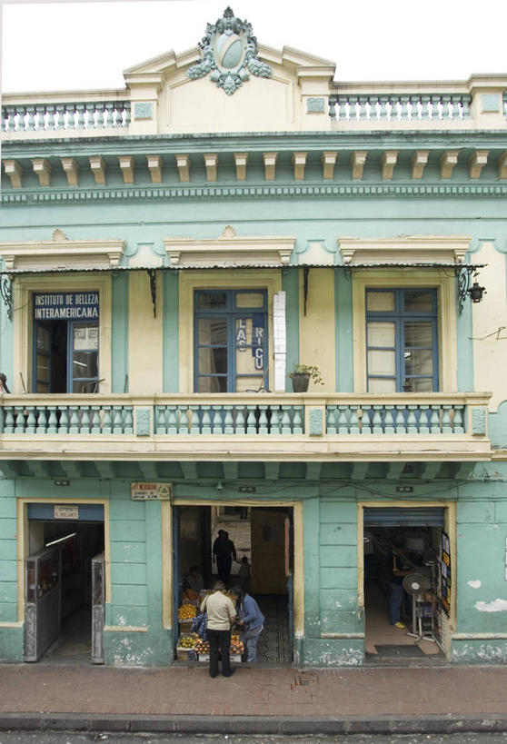 四个人,竖图,室外,白天,阳台,建筑,水果,厄瓜多尔,食品,市场,首都,历史,货摊,地标建筑,南美,摄影,拉丁美洲,美洲,基多,彩图,旅行,联合国教科文组织,过去