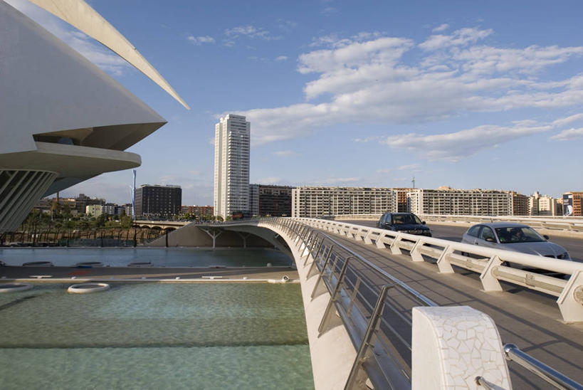 无人,博物馆,天文台,栏杆,横图,室外,白天,河流,城市,建筑,摩天大楼,汽车,西班牙,欧洲,科学,流水,云,桥,机动车,联系,现代,车,天空,地标建筑,交通工具,办公大楼,运输,摄影,地中海文化,都市风光,美术馆,载具,伊比利亚半岛,巴伦西亚省,彩图,旅行,艺术科学城